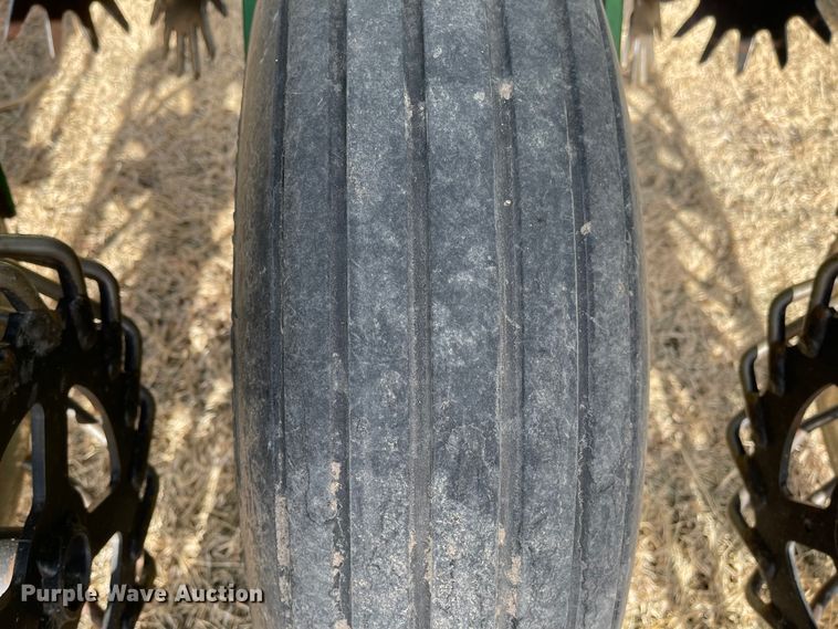 image for item IJ9595 1996 John Deere 7200  no-till planter