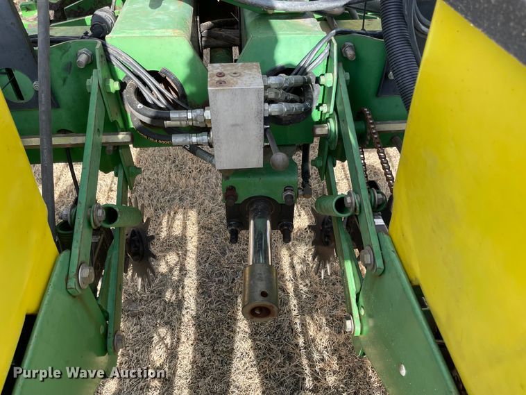 image for item IJ9595 1996 John Deere 7200  no-till planter