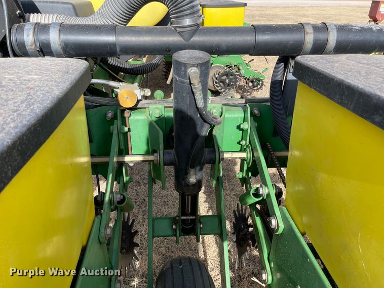 image for item IJ9595 1996 John Deere 7200  no-till planter
