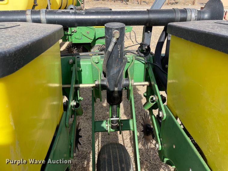 image for item IJ9595 1996 John Deere 7200  no-till planter