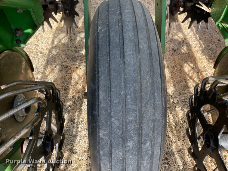 image for item IJ9595 1996 John Deere 7200  no-till planter