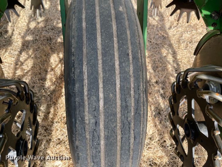 image for item IJ9595 1996 John Deere 7200  no-till planter