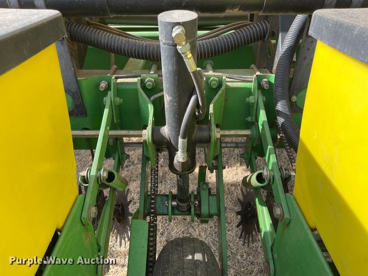 image for item IJ9595 1996 John Deere 7200  no-till planter