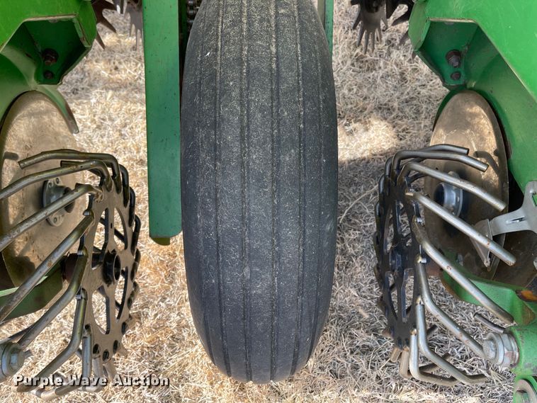 image for item IJ9595 1996 John Deere 7200  no-till planter