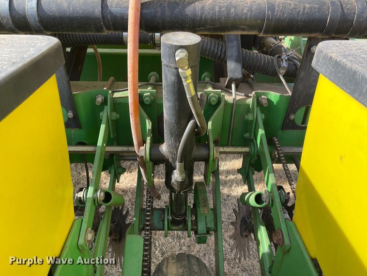 image for item IJ9595 1996 John Deere 7200  no-till planter