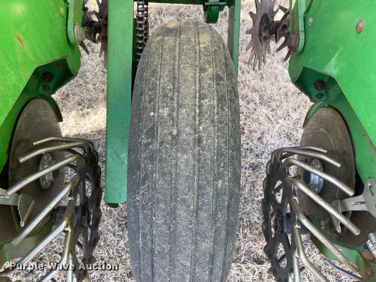 image for item IJ9595 1996 John Deere 7200  no-till planter