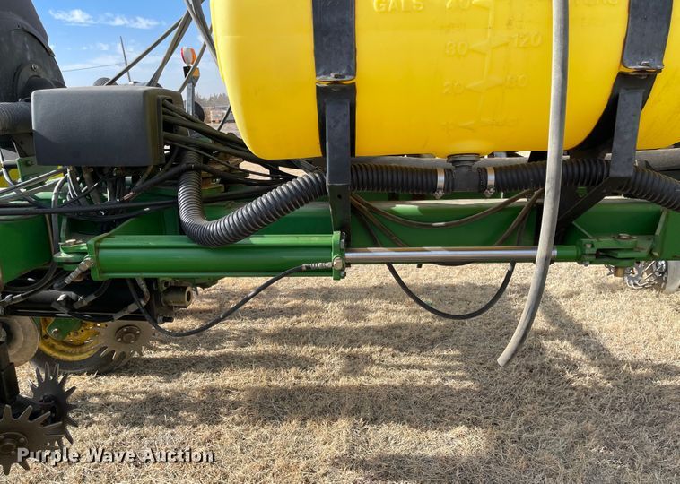 image for item IJ9595 1996 John Deere 7200  no-till planter