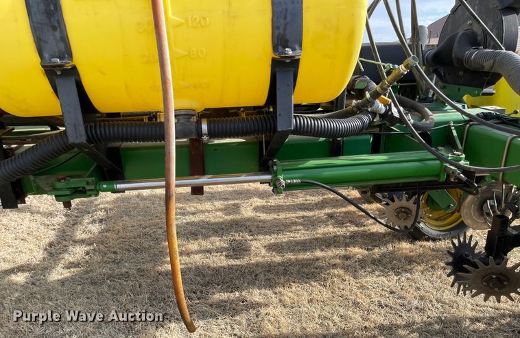 image for item IJ9595 1996 John Deere 7200  no-till planter