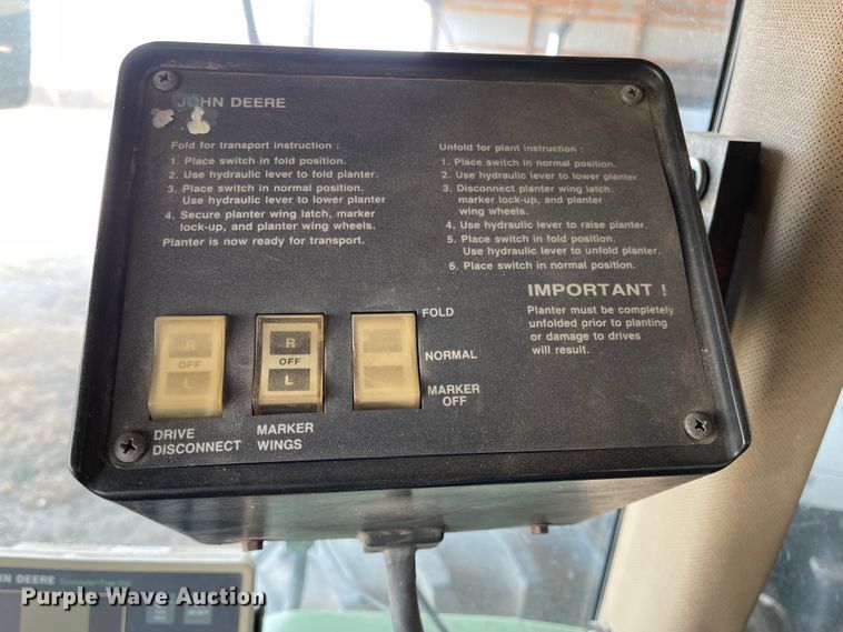 image for item IJ9595 1996 John Deere 7200  no-till planter