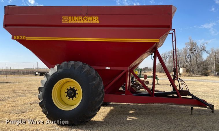 image for item IJ9598 Sunflower 8830  grain cart