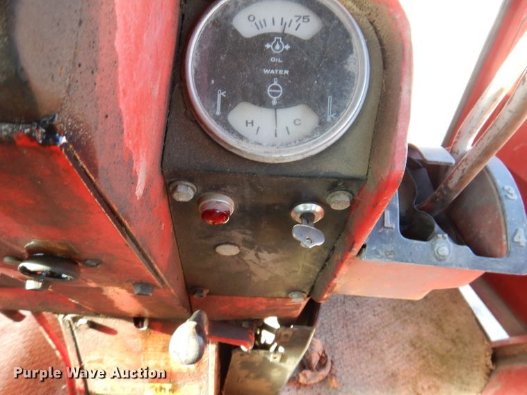 image for item JH9893 International 1466  tractor