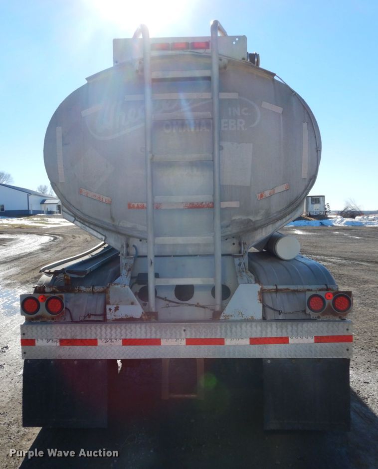 image for item JK9835 1977 Fruehauf  tank trailer