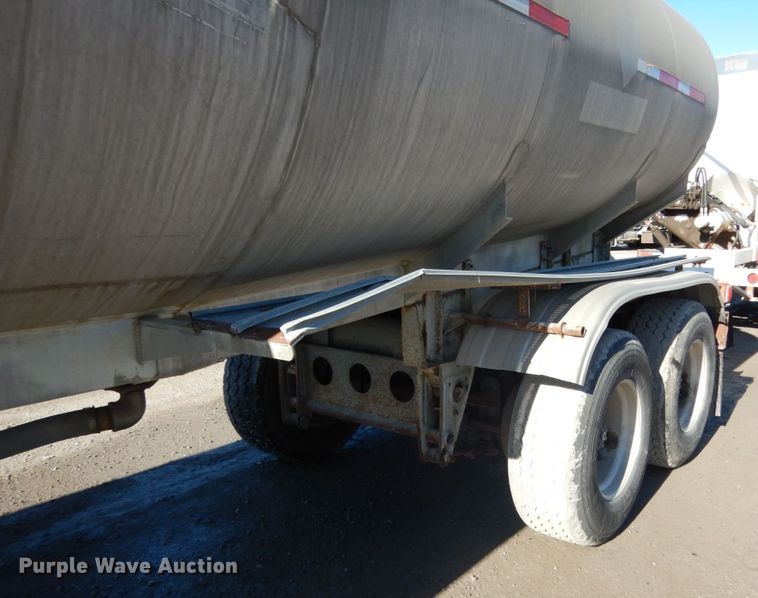 image for item JK9835 1977 Fruehauf  tank trailer