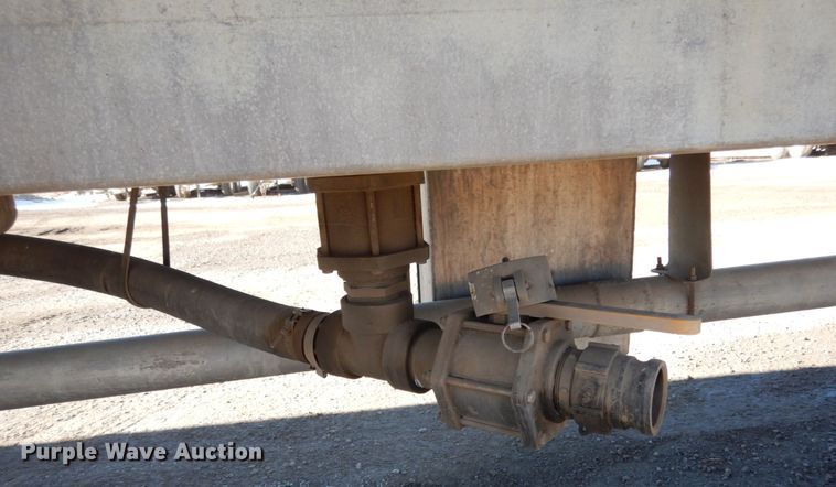 image for item JK9835 1977 Fruehauf  tank trailer