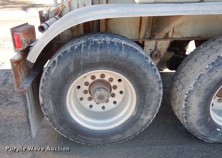 image for item JK9835 1977 Fruehauf  tank trailer