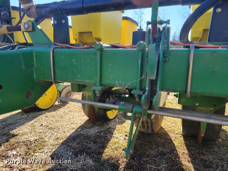 image for item KH9814 John Deere 7200  planter