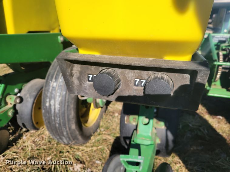image for item KH9814 John Deere 7200  planter