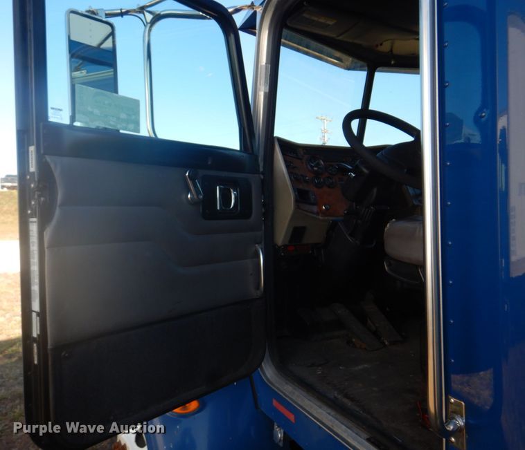 image for item DH8088 2009 Peterbilt 335  box truck