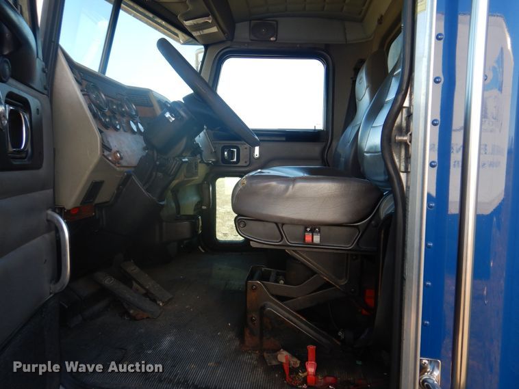 image for item DH8088 2009 Peterbilt 335  box truck