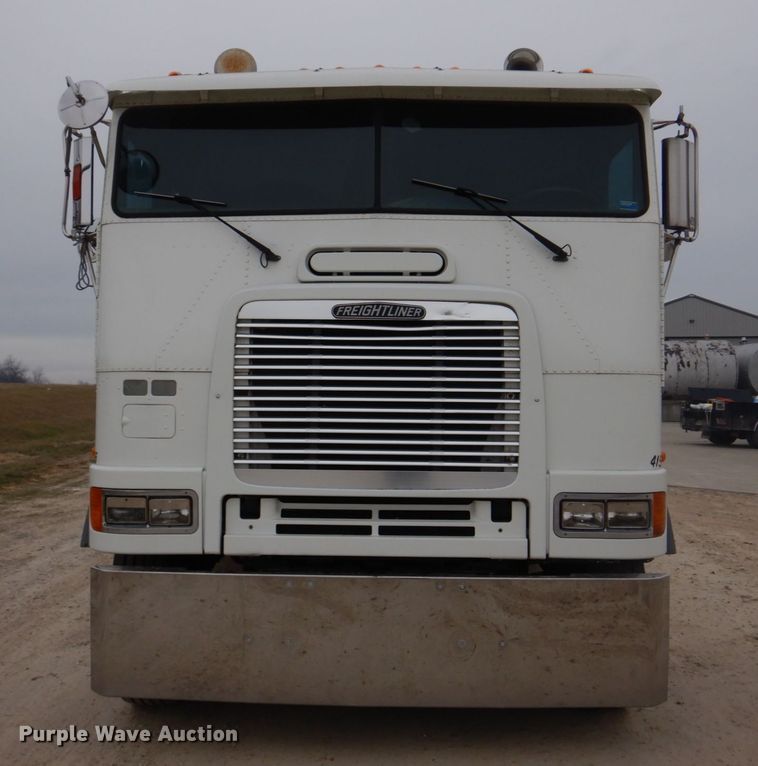 image for item DH8159 1995 Freightliner FLB  semi truck