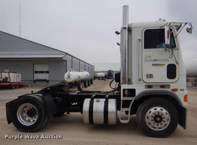 image for item DH8159 1995 Freightliner FLB  semi truck