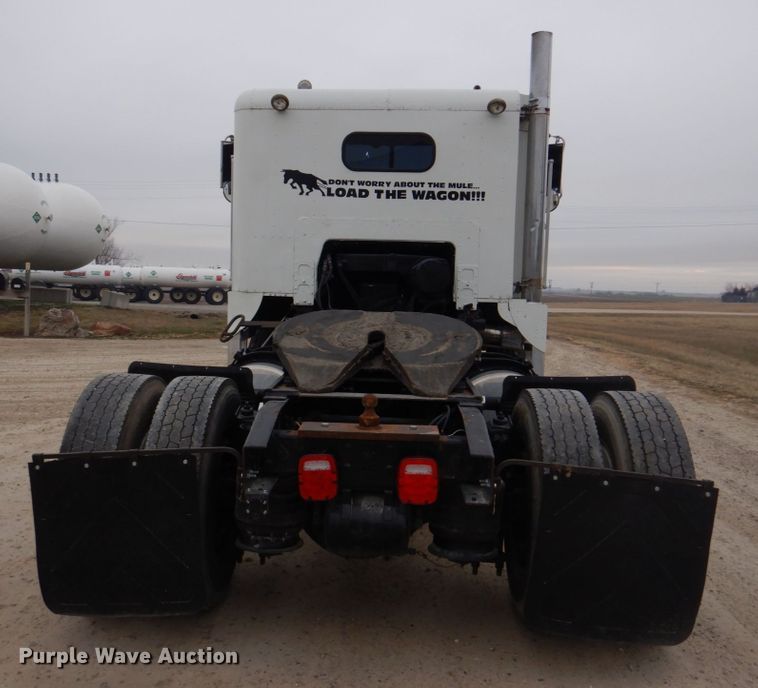 image for item DH8159 1995 Freightliner FLB  semi truck