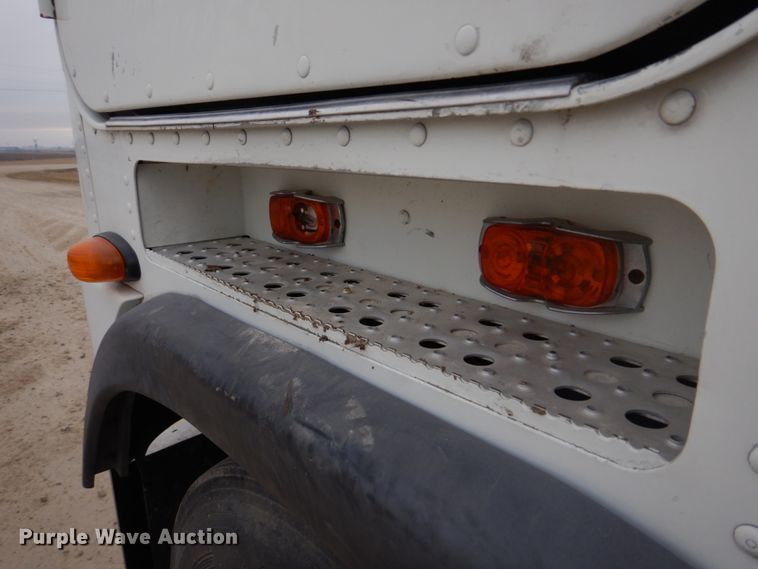 image for item DH8159 1995 Freightliner FLB  semi truck