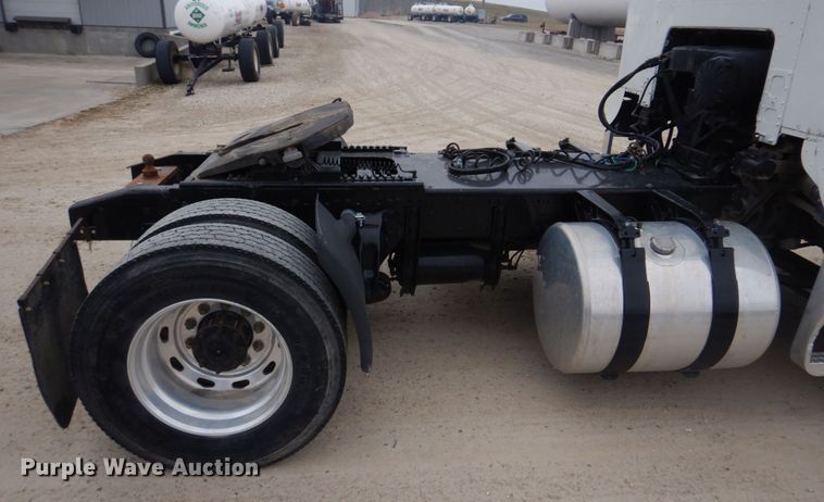 image for item DH8159 1995 Freightliner FLB  semi truck