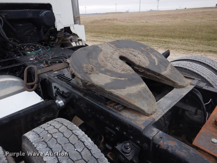 image for item DH8159 1995 Freightliner FLB  semi truck