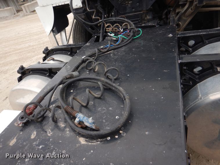 image for item DH8159 1995 Freightliner FLB  semi truck