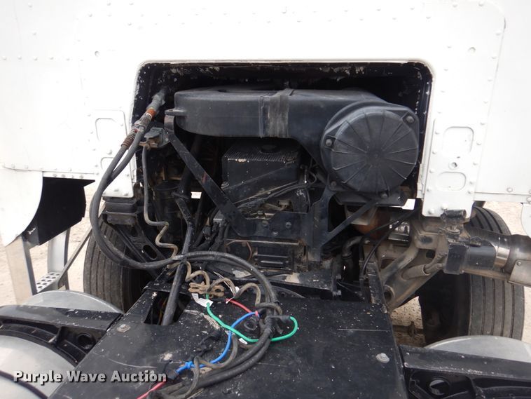 image for item DH8159 1995 Freightliner FLB  semi truck