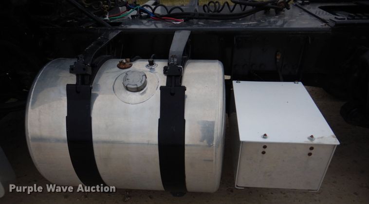 image for item DH8159 1995 Freightliner FLB  semi truck