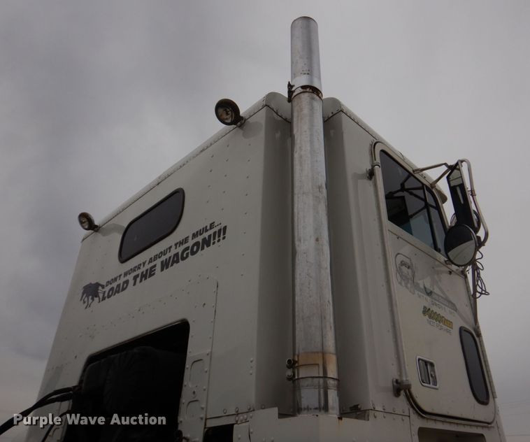 image for item DH8159 1995 Freightliner FLB  semi truck