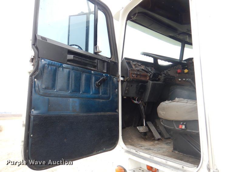 image for item DH8159 1995 Freightliner FLB  semi truck