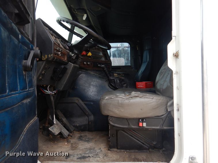 image for item DH8159 1995 Freightliner FLB  semi truck