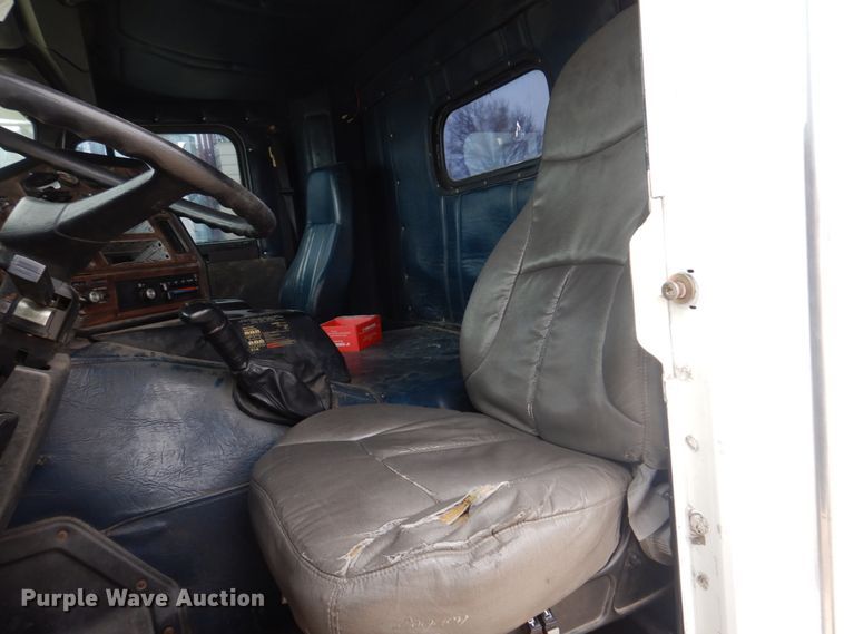 image for item DH8159 1995 Freightliner FLB  semi truck