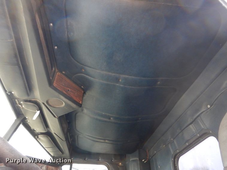 image for item DH8159 1995 Freightliner FLB  semi truck