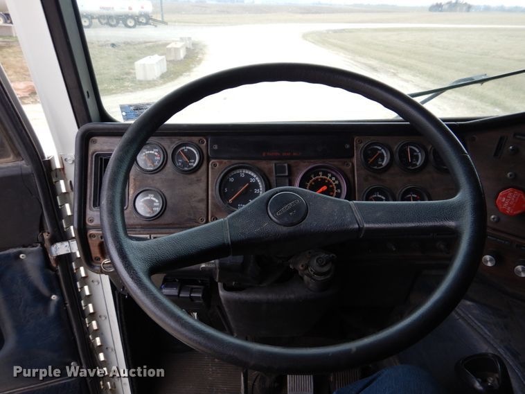 image for item DH8159 1995 Freightliner FLB  semi truck