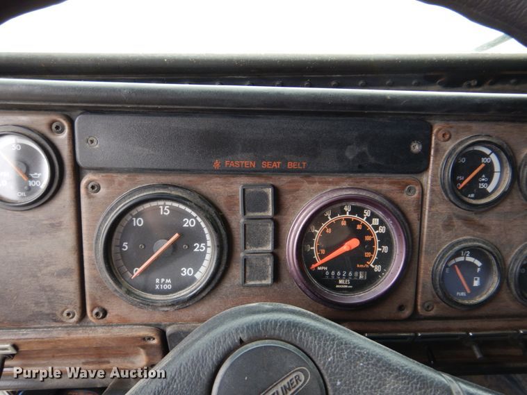 image for item DH8159 1995 Freightliner FLB  semi truck