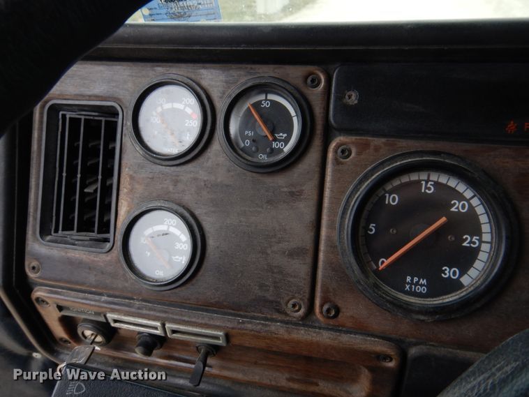 image for item DH8159 1995 Freightliner FLB  semi truck