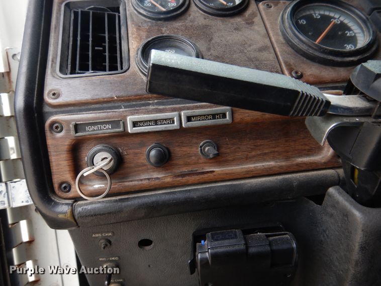 image for item DH8159 1995 Freightliner FLB  semi truck