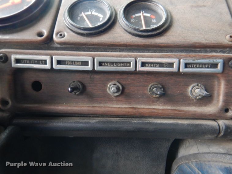 image for item DH8159 1995 Freightliner FLB  semi truck