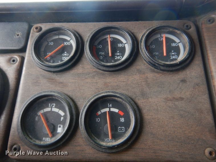 image for item DH8159 1995 Freightliner FLB  semi truck