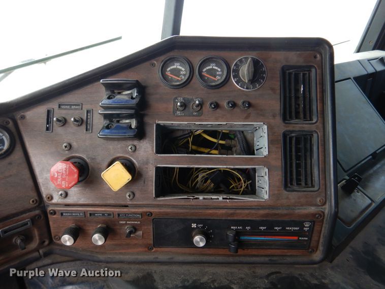 image for item DH8159 1995 Freightliner FLB  semi truck