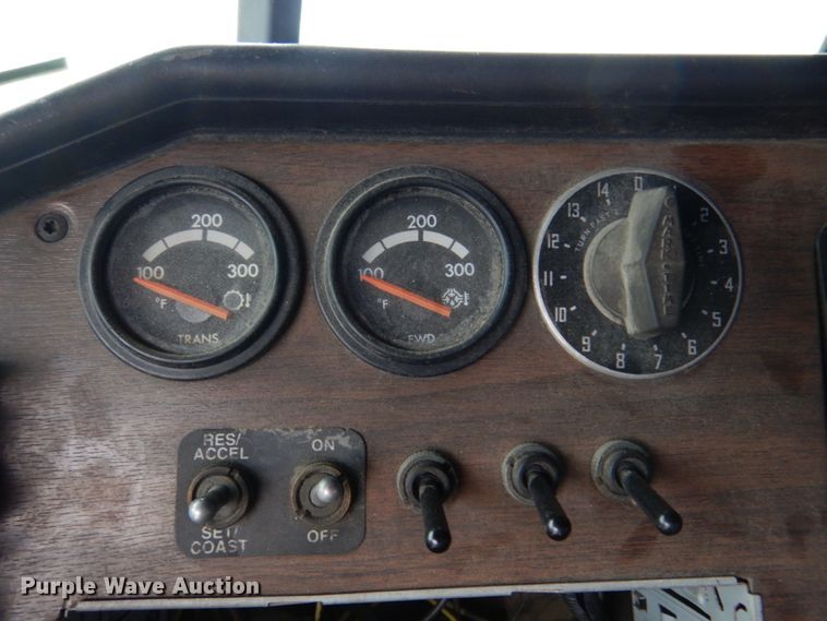 image for item DH8159 1995 Freightliner FLB  semi truck