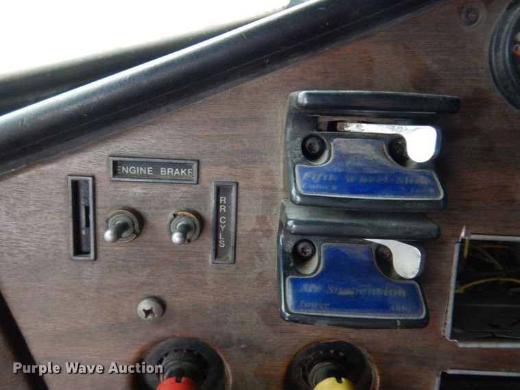 image for item DH8159 1995 Freightliner FLB  semi truck