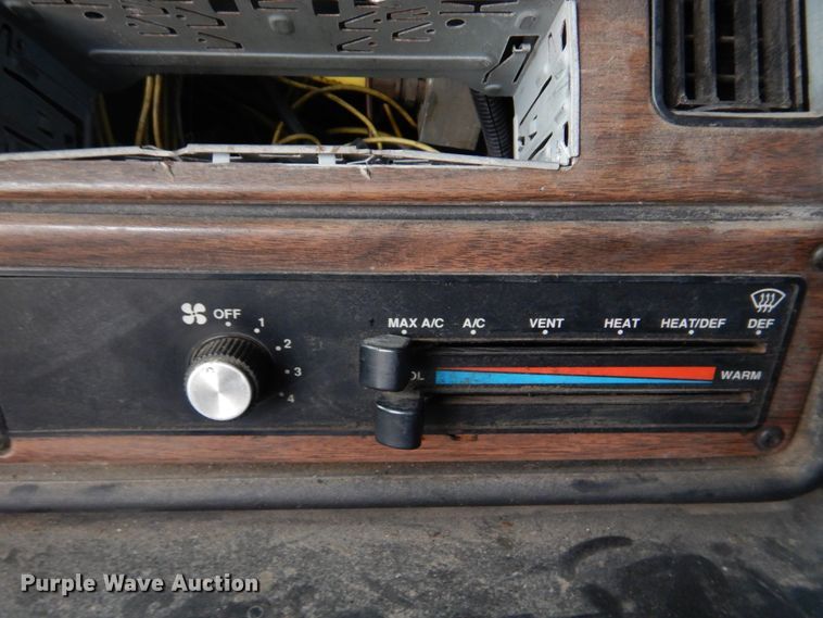 image for item DH8159 1995 Freightliner FLB  semi truck