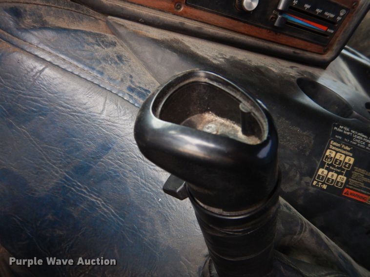 image for item DH8159 1995 Freightliner FLB  semi truck