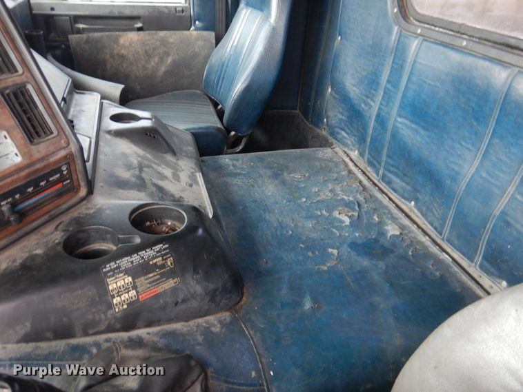 image for item DH8159 1995 Freightliner FLB  semi truck