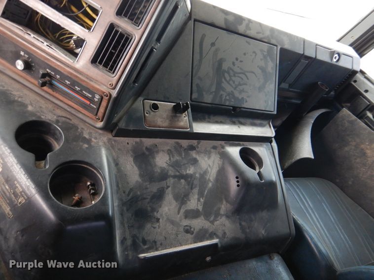 image for item DH8159 1995 Freightliner FLB  semi truck